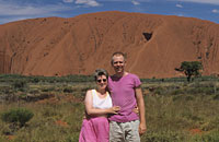 Peter Vietz mit Frau Ingrid vor dem Uluru in Australien (früherer Name: Ayers Rock)